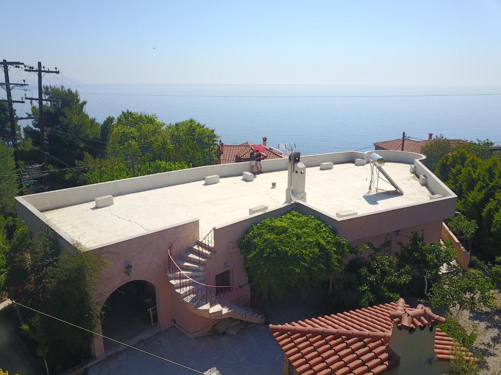 uma vista superior de uma casa com uma escada em Villa Ioanneta em Achladi