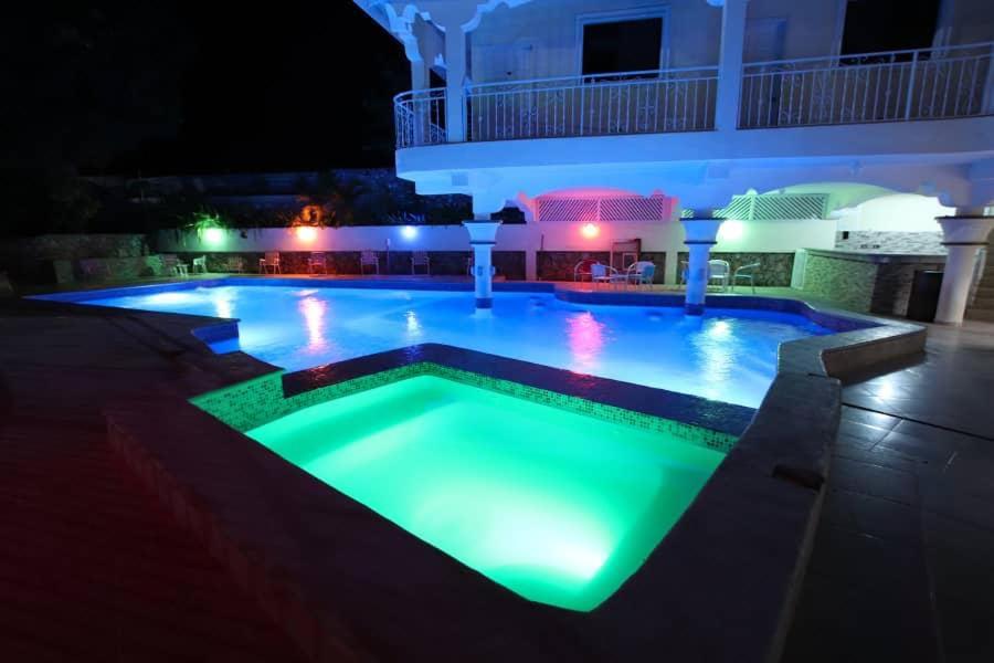 Bazén v ubytování Residence Royale Hôtel nebo v jeho okolí