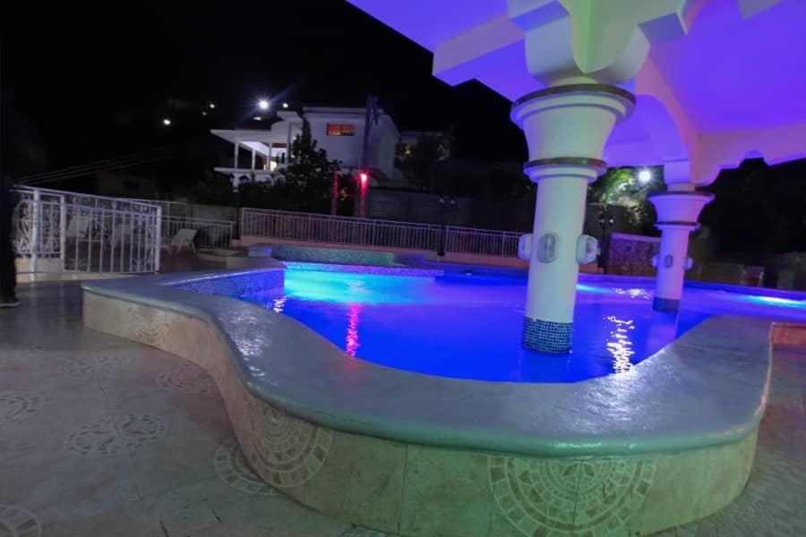 Bazén v ubytování Residence Royale Hôtel nebo v jeho okolí