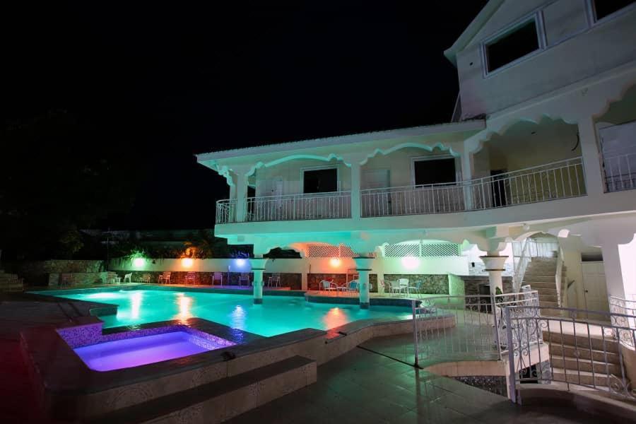 Bazén v ubytování Residence Royale Hôtel nebo v jeho okolí