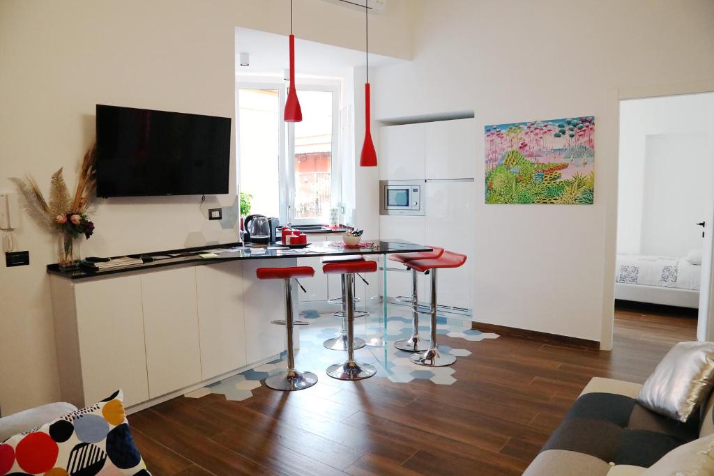 - une cuisine avec une table et des tabourets dans une pièce dans l'établissement Casa Veniero, à Rome