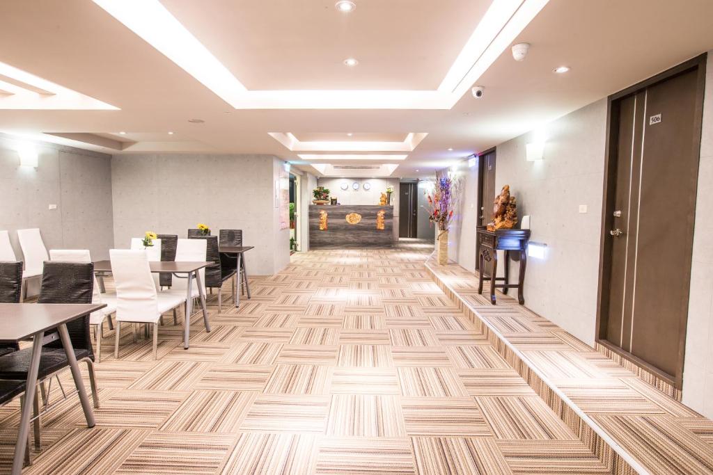 a corridor of a restaurant with tables and chairs at Sodamazon Business Hotel in Zhongli