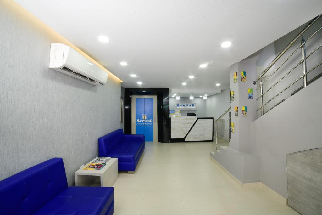 a waiting room with blue couches in a hospital at Hotel Arawak Upar in Valledupar