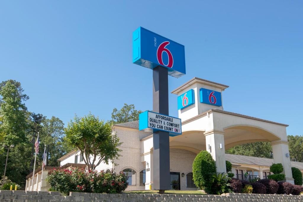 a building with a sign in front of it at Motel 6-Tyler, TX in Tyler