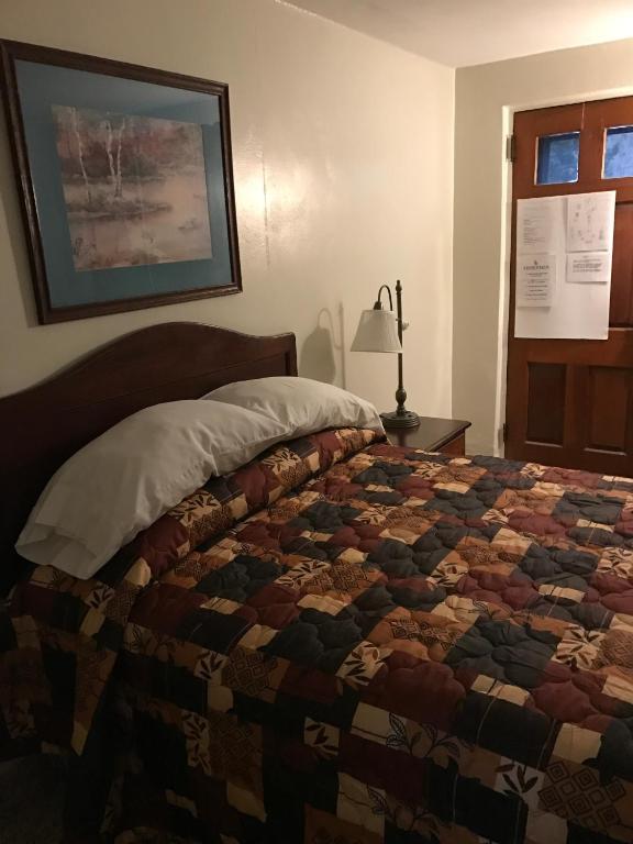 Postel nebo postele na pokoji v ubytování Evergreen Motel