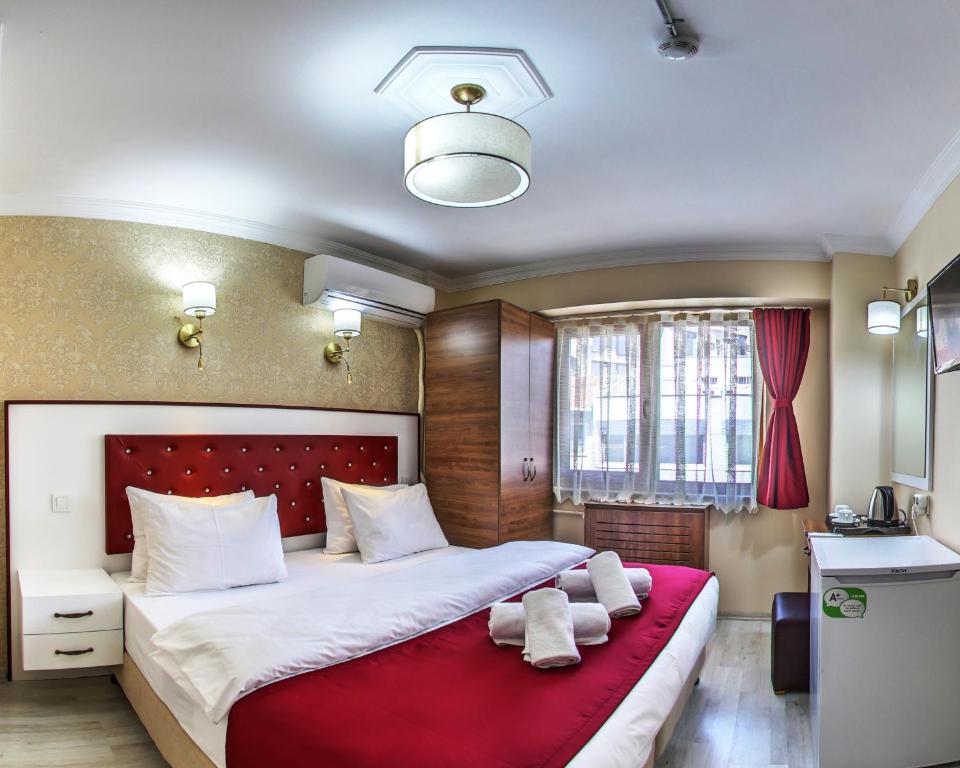 Postel nebo postele na pokoji v ubytování Cihangir Palace Hotel