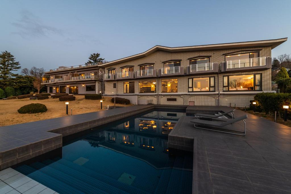 Bazén v ubytování the salon 伊豆高原 Hotels & Resort nebo v jeho okolí