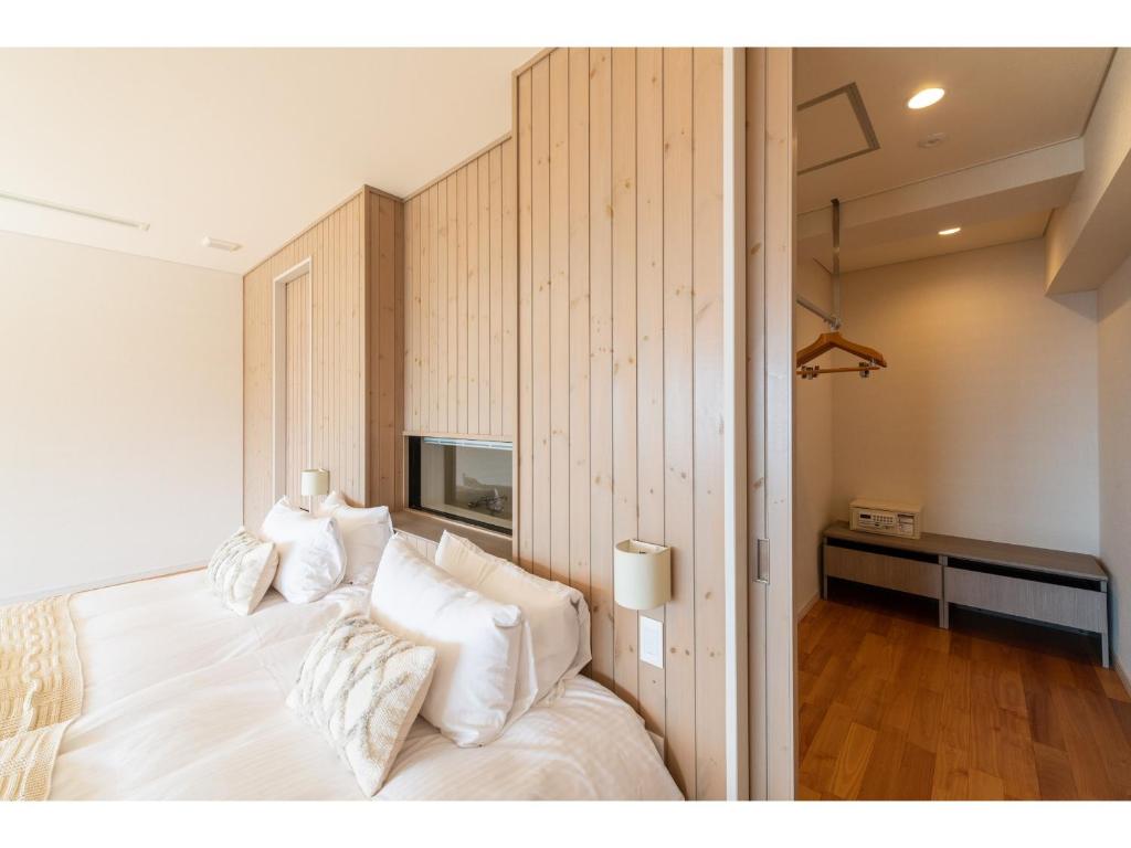 Postel nebo postele na pokoji v ubytování the salon 伊豆高原 Hotels & Resort