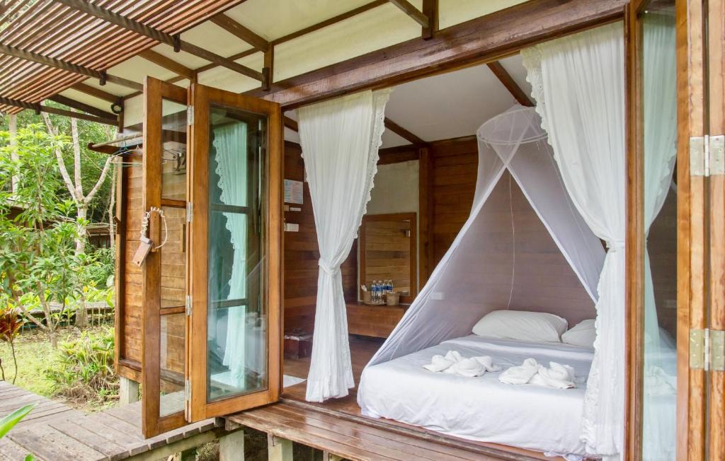 Postel nebo postele na pokoji v ubytování Jungle Koh Kood Resort
