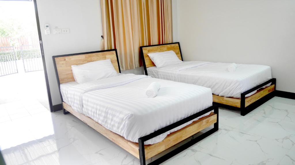 清邁的住宿－Kudao Rent Room，配有白色床单的客房内的两张床