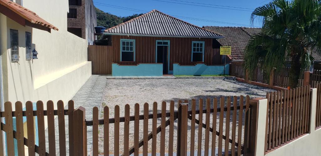 巴拉納比雅卡巴的住宿－pousada ferreira's，房屋前的木栅栏