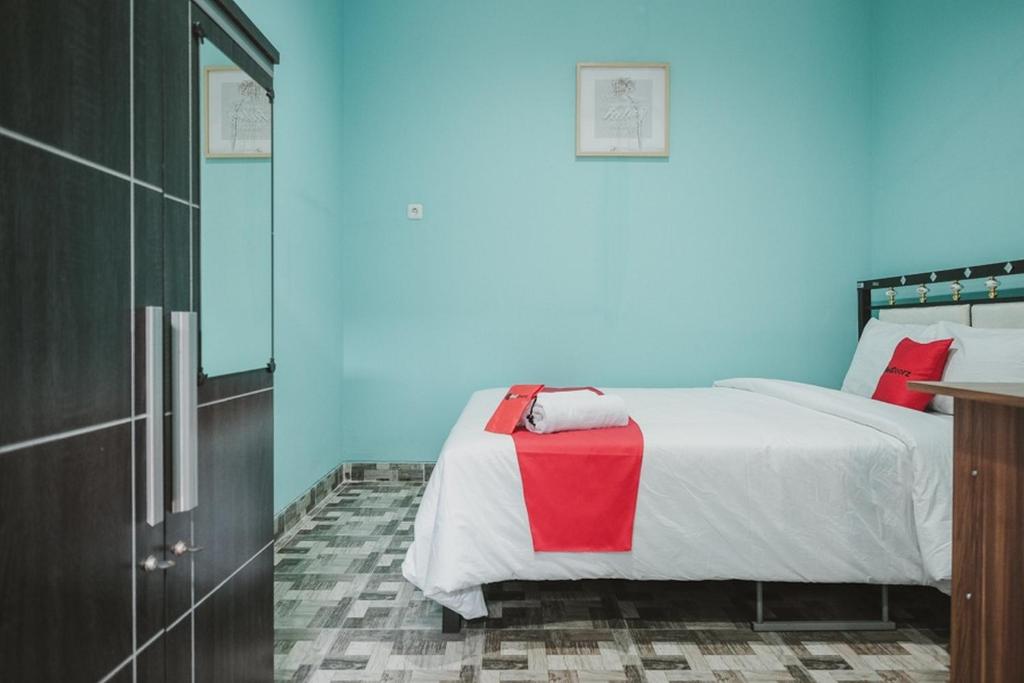 Voodi või voodid majutusasutuse RedDoorz near RSUD Koja toas