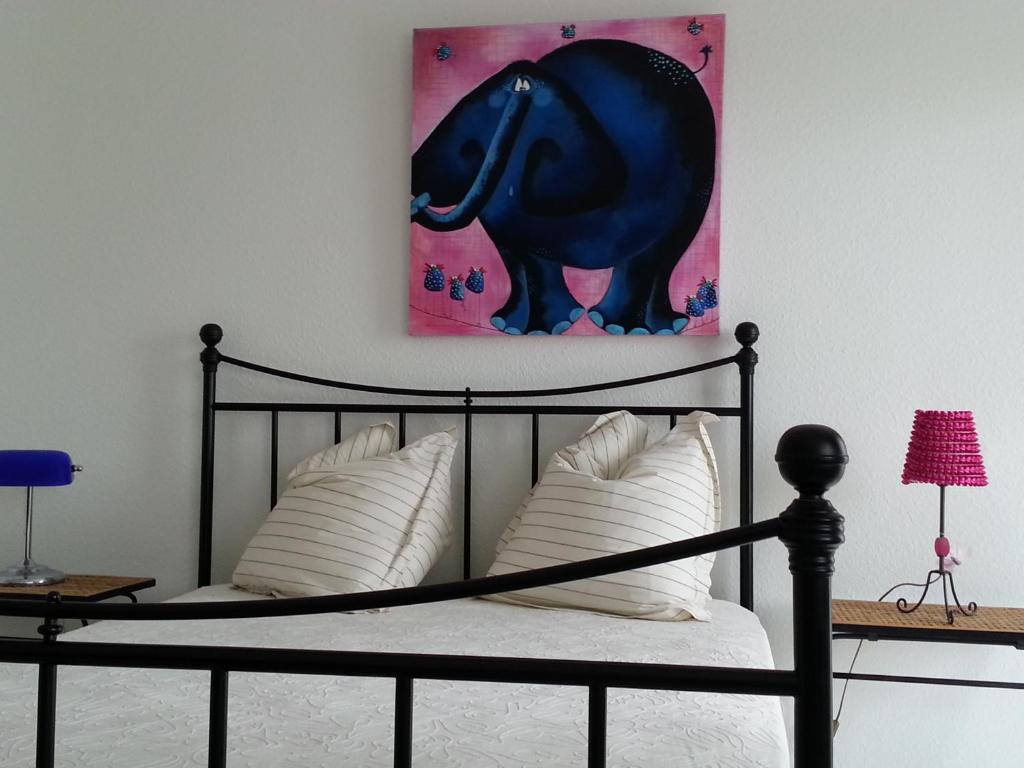 メスにあるStudio Myrthelloの馬の絵画が飾られたベッドルーム1室