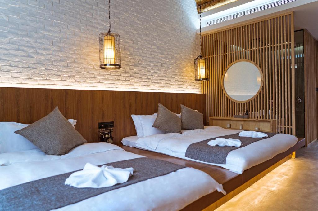 Postel nebo postele na pokoji v ubytování Lin Yin Art Hotel Shanghai（Pudong airport）