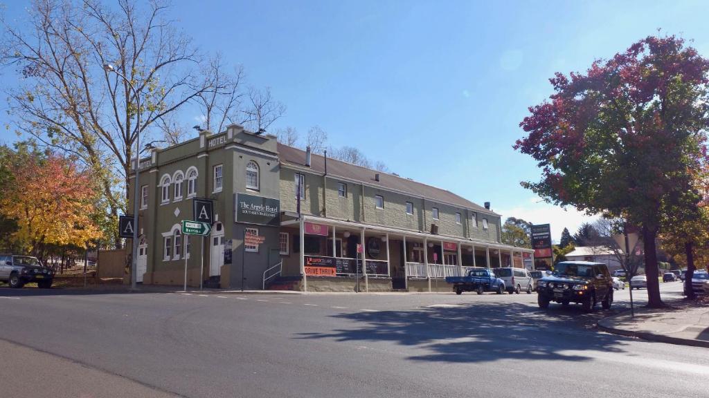 莫斯谷Argyle Hotel Southern Highlands的街角的一栋建筑