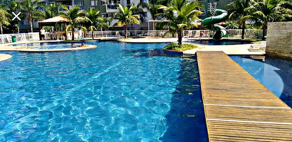 una gran piscina con un tobogán en un complejo en Rio Centro - Barra da Tijuca - Recreio - Praia, en Río de Janeiro