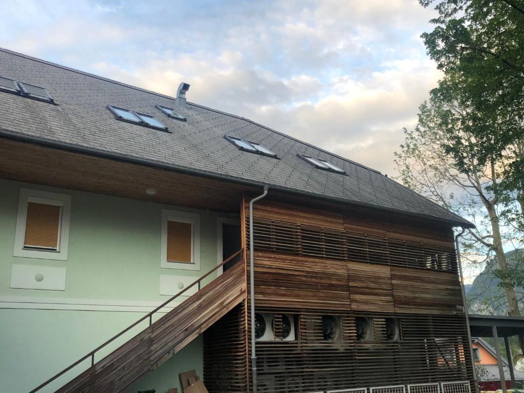 una casa con techo con paneles solares en BC10 en Bovec
