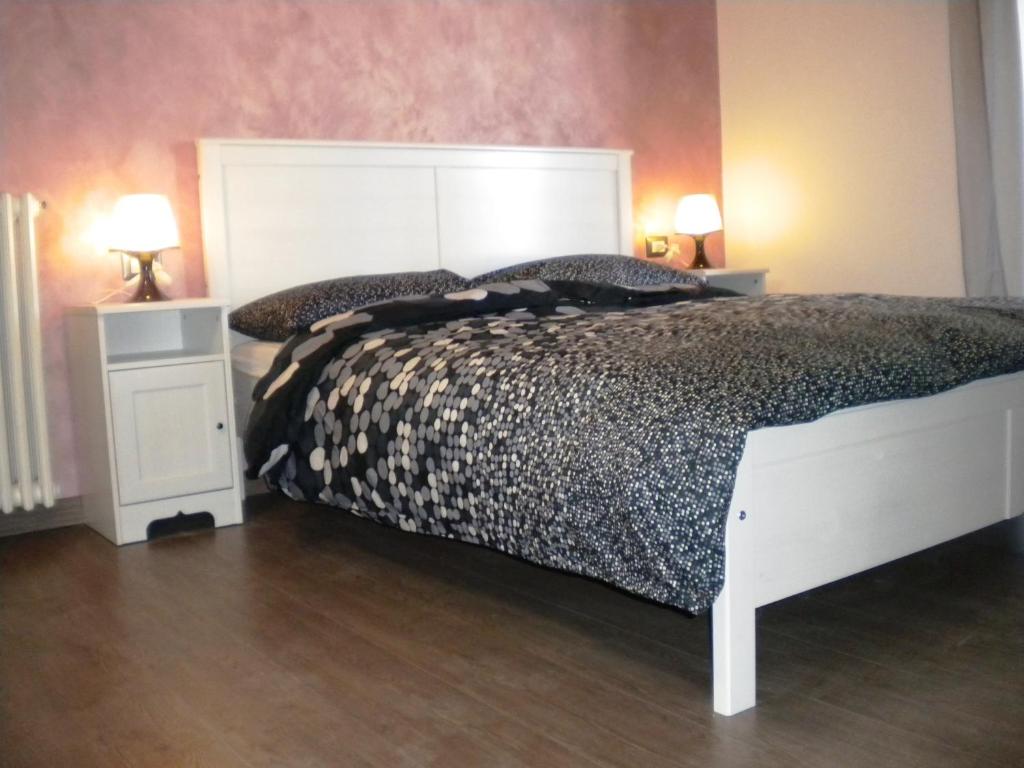 sypialnia z dużym łóżkiem z 2 stolikami nocnymi i 2 lampami w obiekcie Trionfale Rooms w Rzymie