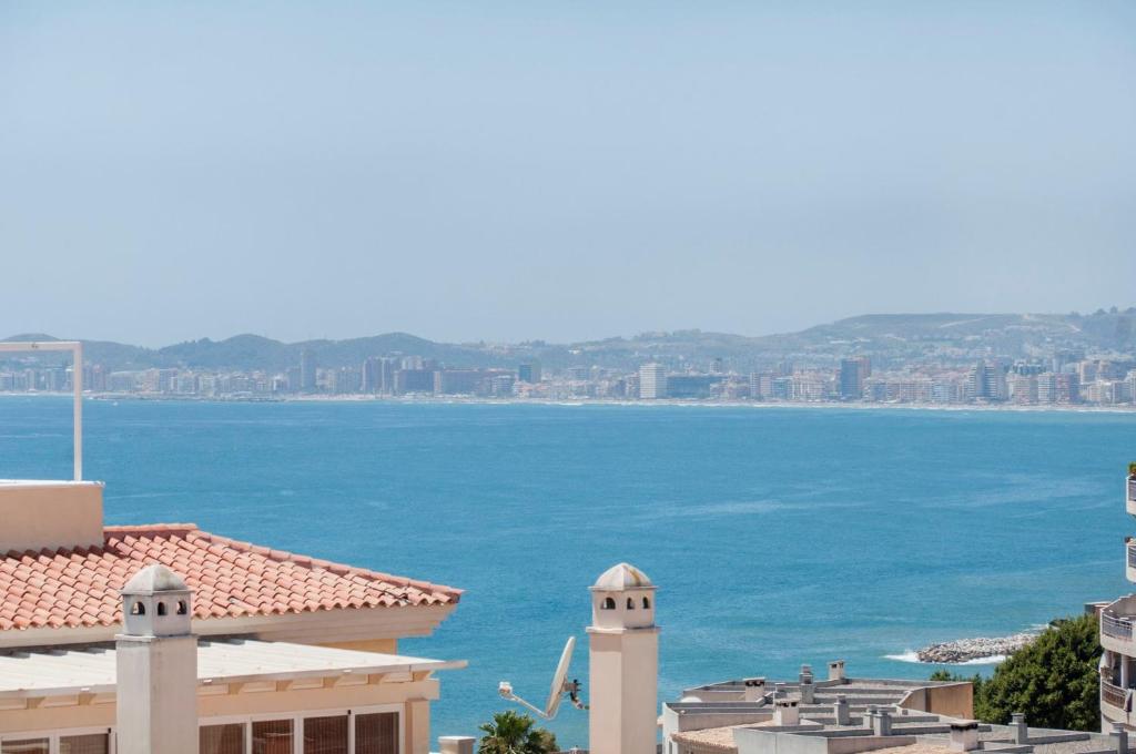 vistas al océano desde un edificio en Apartamento Playaquebrada, en Benalmádena