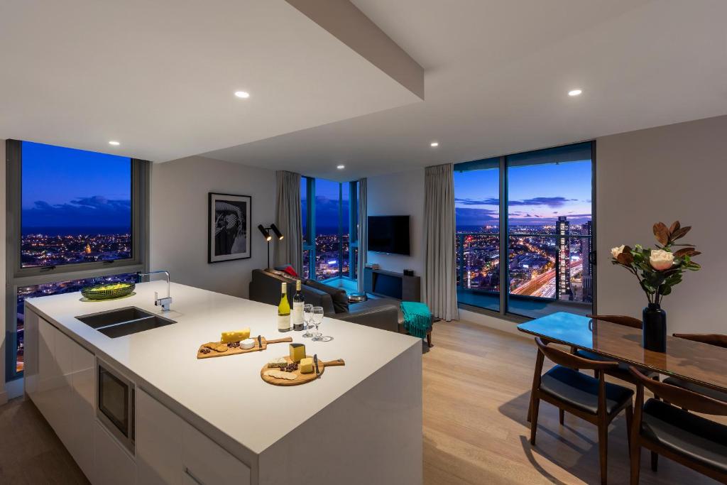 een keuken en een woonkamer met uitzicht op de stad bij Imagine Marco in Melbourne