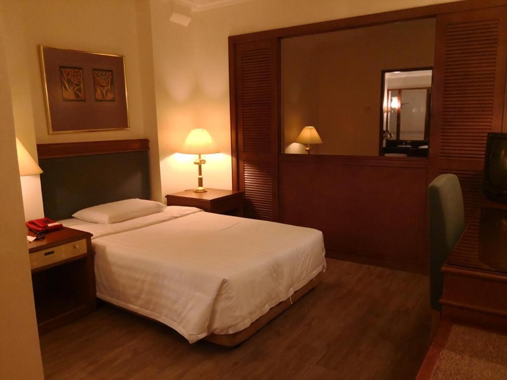 Postel nebo postele na pokoji v ubytování The Executive Hotel Lahad Datu