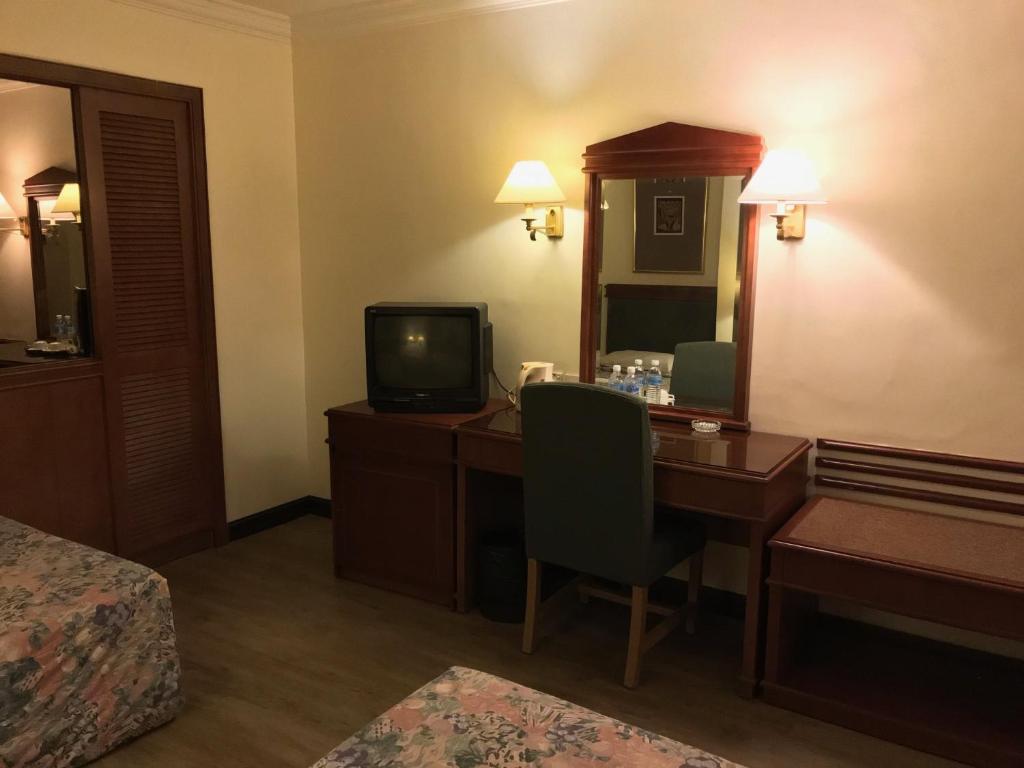 TV a/nebo společenská místnost v ubytování The Executive Hotel Lahad Datu