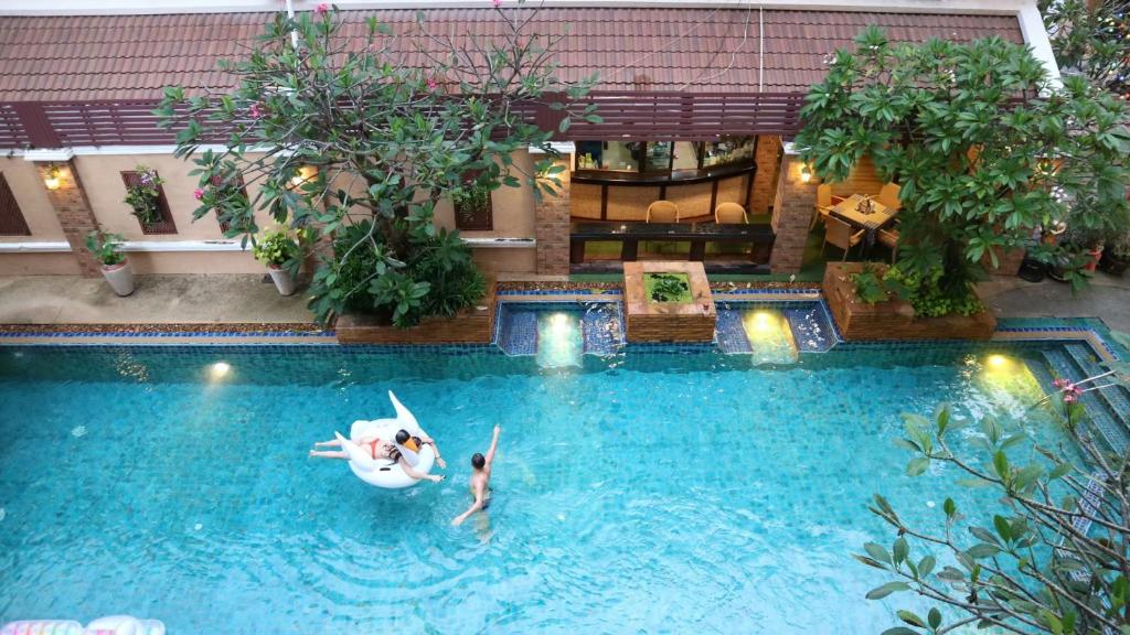 Bazén v ubytování Aiyaree Place Hotel SHA PLUS nebo v jeho okolí