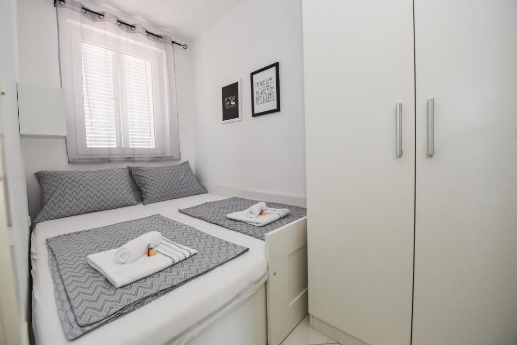 Postel nebo postele na pokoji v ubytování Brunchi apartment Novalja