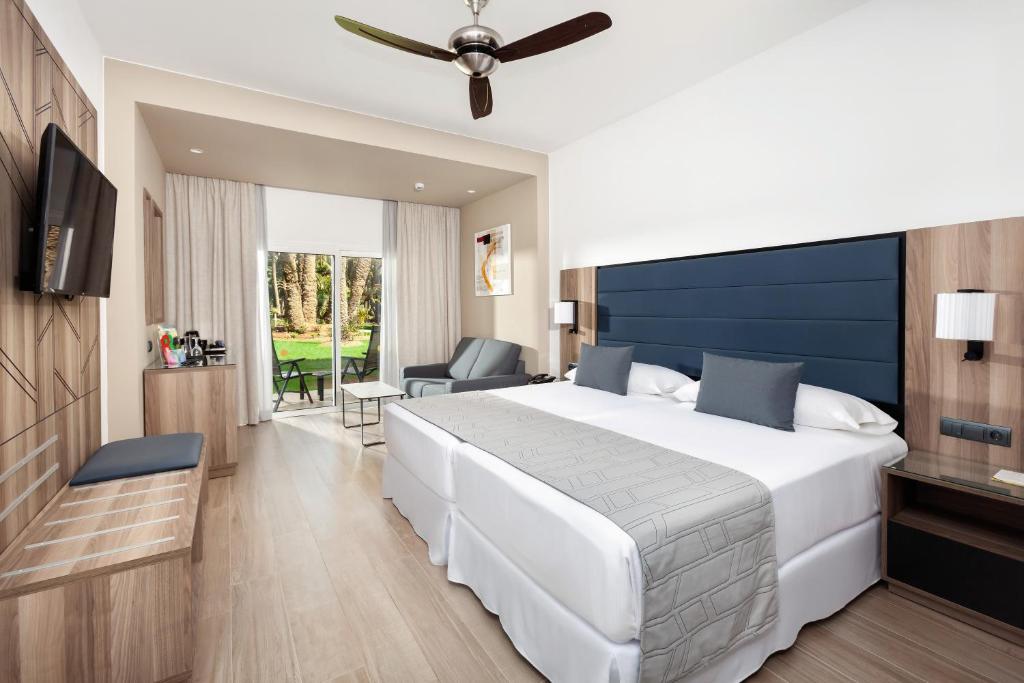 Postel nebo postele na pokoji v ubytování Hotel Riu Palace Oasis