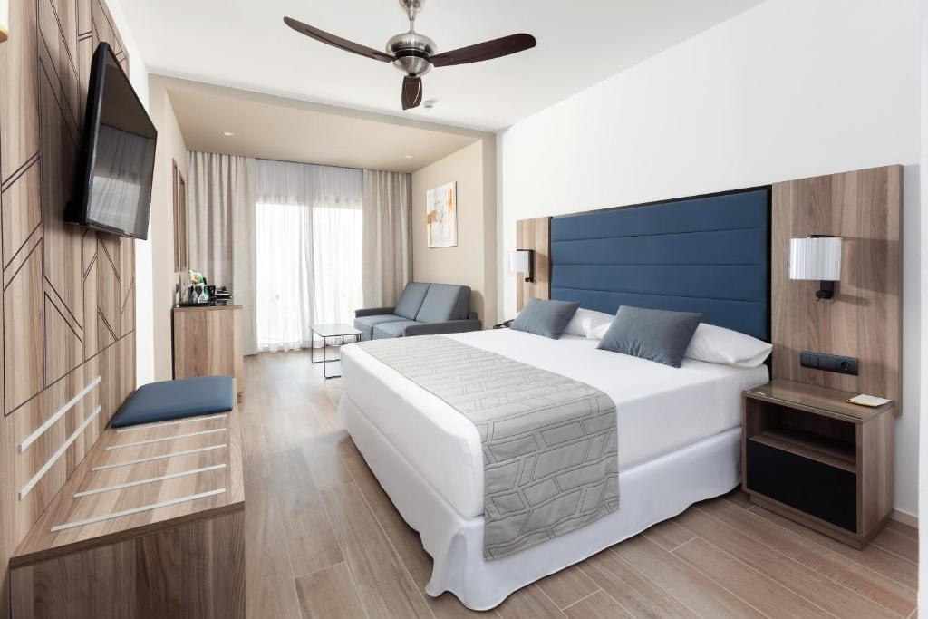 Postel nebo postele na pokoji v ubytování Hotel Riu Palace Oasis