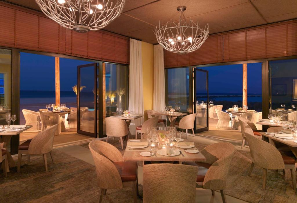 Restaurace v ubytování Anantara Sir Bani Yas Island Al Yamm Villa Resort