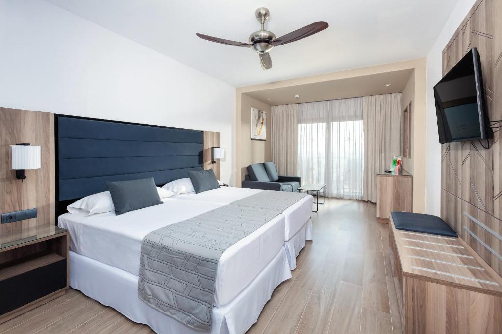 Postel nebo postele na pokoji v ubytování Hotel Riu Palace Oasis