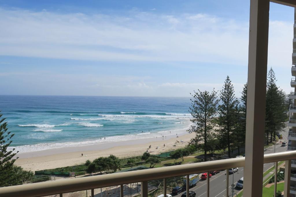 uma varanda com vista para a praia e para o oceano em Eden Tower Apartments em Gold Coast