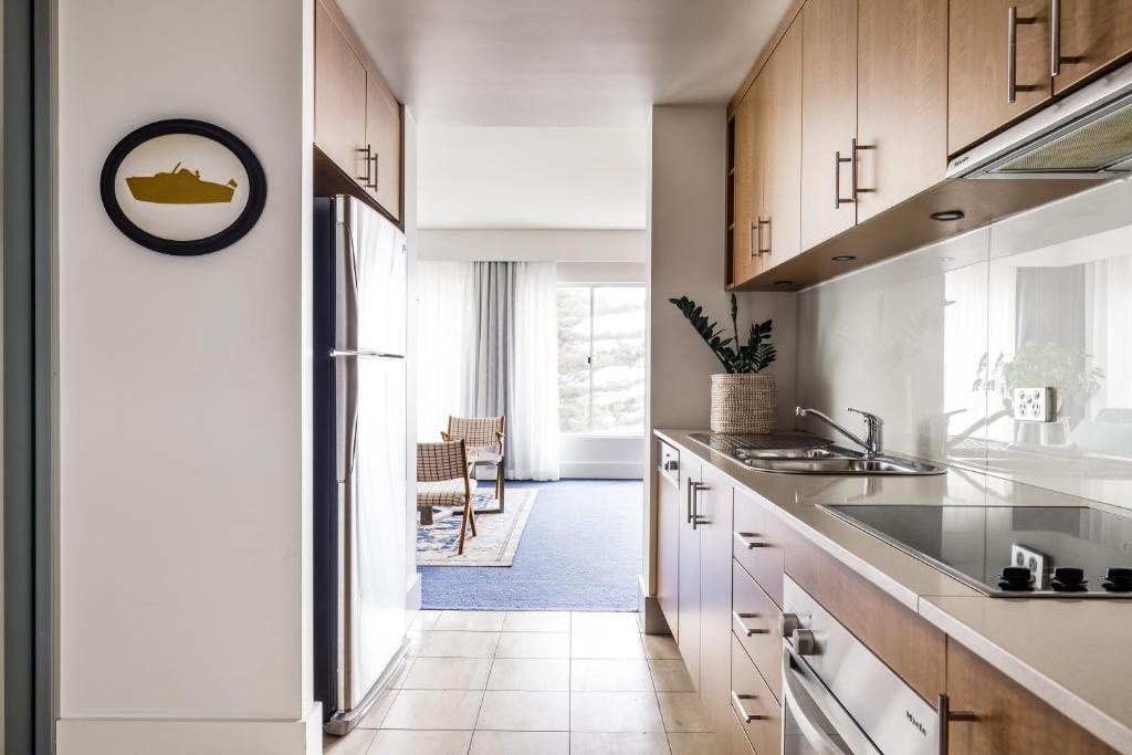 Kuchyň nebo kuchyňský kout v ubytování Watsons Bay Boutique Hotel