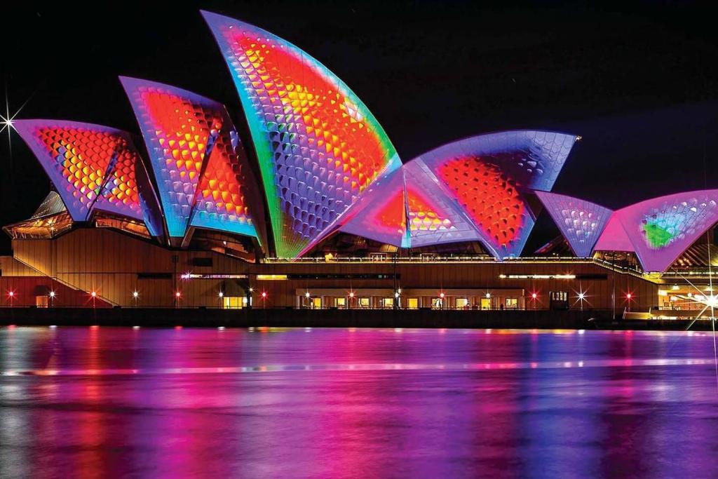 una vista de la ópera Sydney por la noche en STUNNING SYDNEY HOME 3, en Sídney