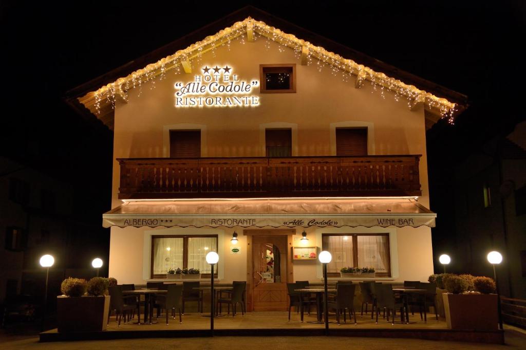 un bâtiment avec un panneau indiquant un restaurant la nuit dans l'établissement Albergo Ristorante Alle Codole, à Canale dʼAgordo