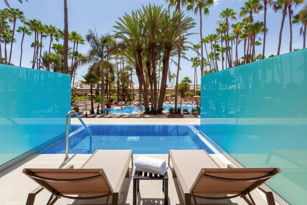 Bazén v ubytování Hotel Riu Palace Oasis nebo v jeho okolí