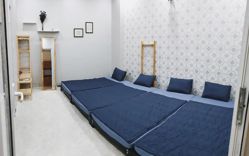 Giường trong phòng chung tại Mochi's Home
