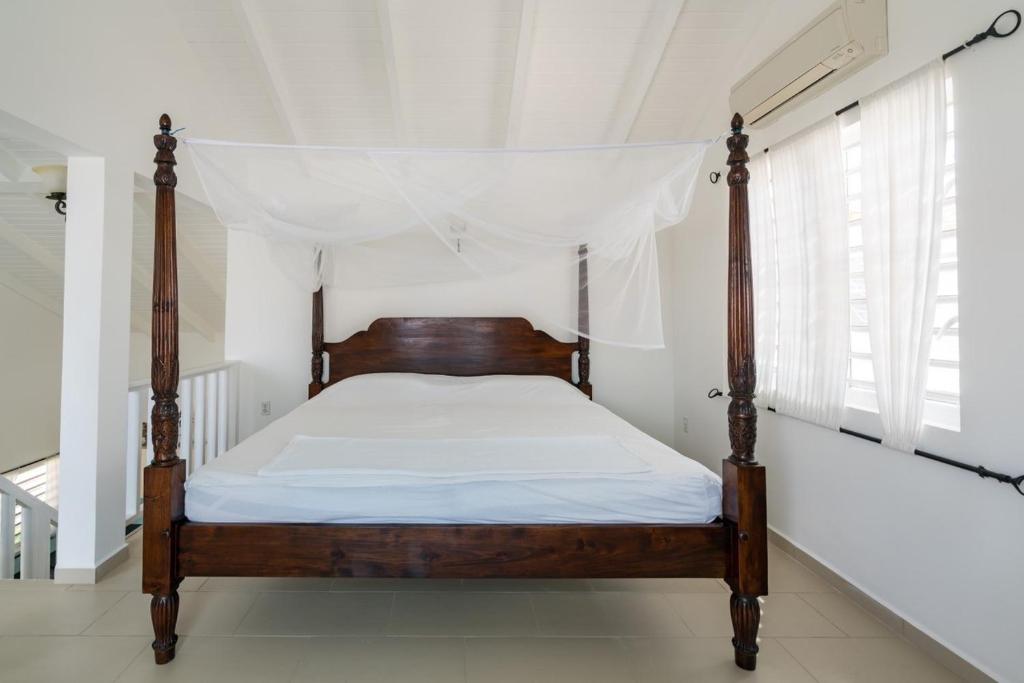 Una cama o camas en una habitación de Marazul Dive Resort