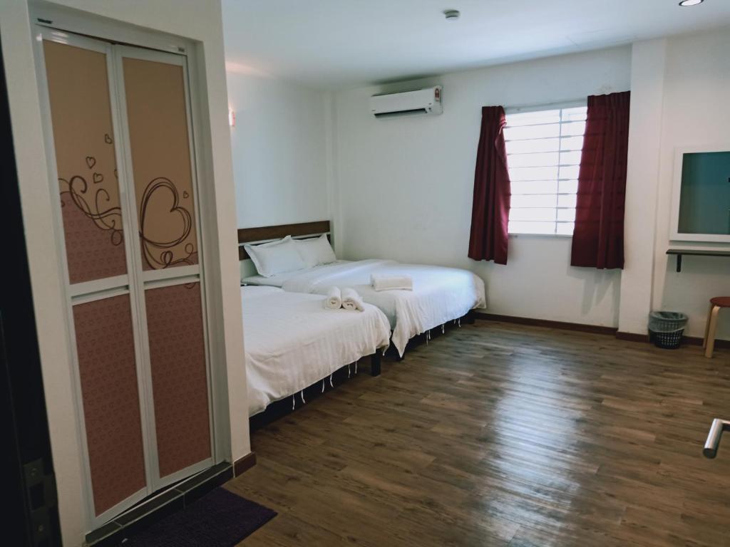 Postel nebo postele na pokoji v ubytování Cozy Riverside Hotel