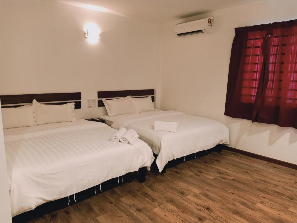 Postel nebo postele na pokoji v ubytování Cozy Riverside Hotel