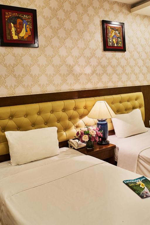 Giường trong phòng chung tại Boss Hotel
