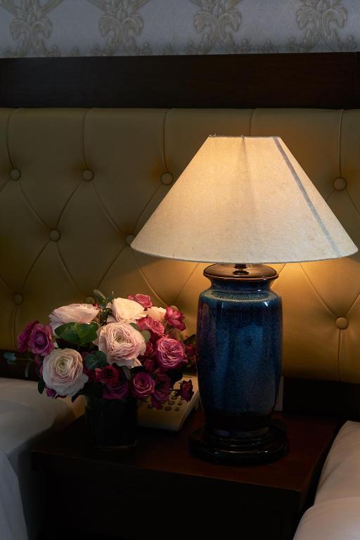 Giường trong phòng chung tại Boss Hotel
