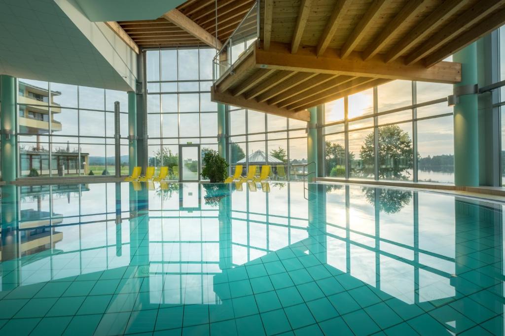 Bazén v ubytování Gesundheitshotel Weißenstadt am See nebo v jeho okolí