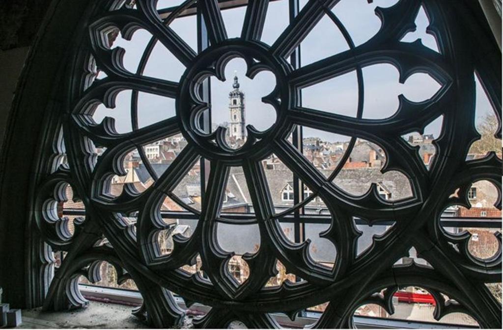 einen Blick auf ein Fenster mit einem Kreuz darauf in der Unterkunft Martin's Dream Hotel in Mons