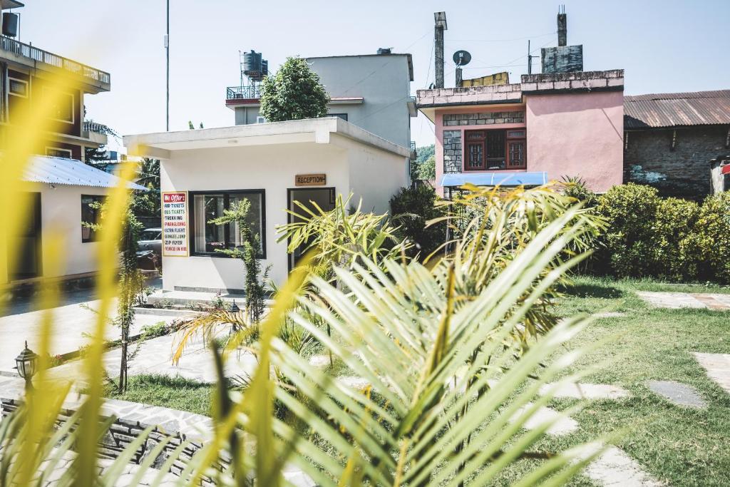 Jardí fora de Hotel K2 Pokhara