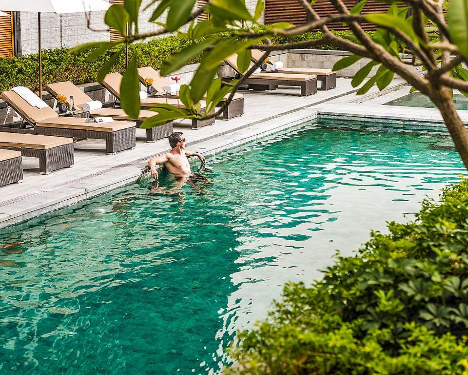 Bazén v ubytování Four Seasons Hotel Shenzhen nebo v jeho okolí