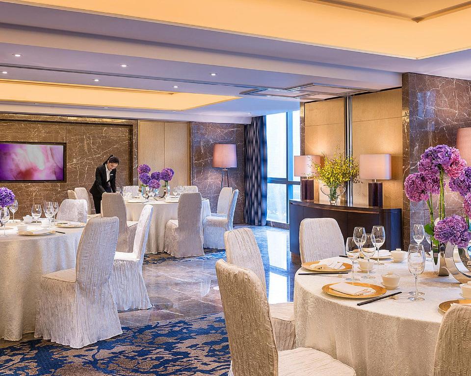 TV a/nebo společenská místnost v ubytování Four Seasons Hotel Shenzhen