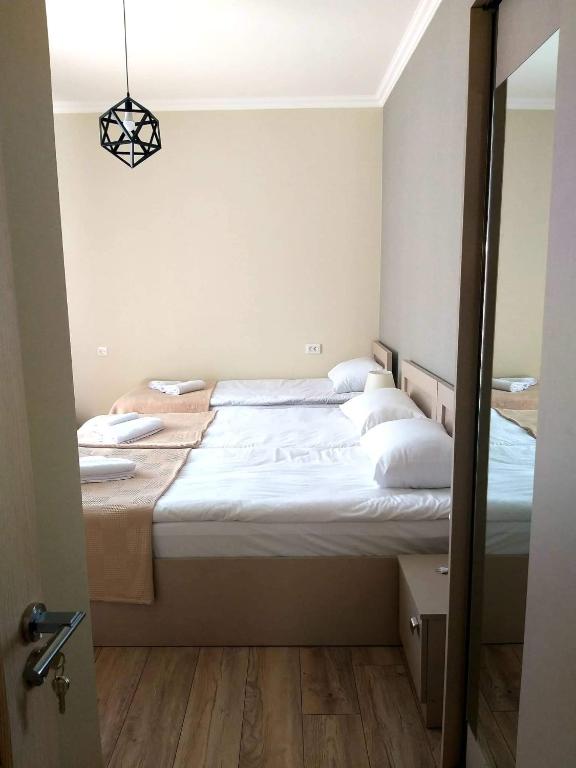 Llit o llits en una habitació de Baqari Inn