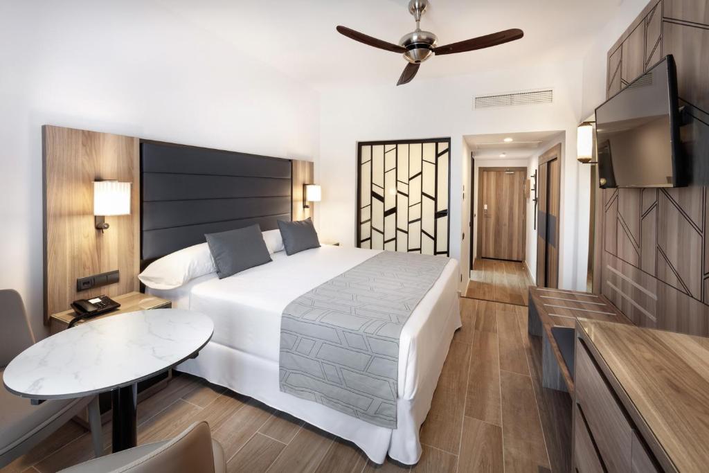 TV a/nebo společenská místnost v ubytování Hotel Riu Palace Oasis